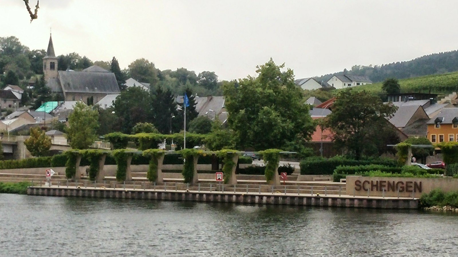 Routepunt bij het drielandenpunt rond Schengen