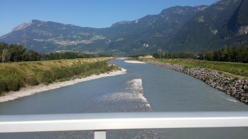 foto van de Rijn tussen Liechtenstein en Zwitserland