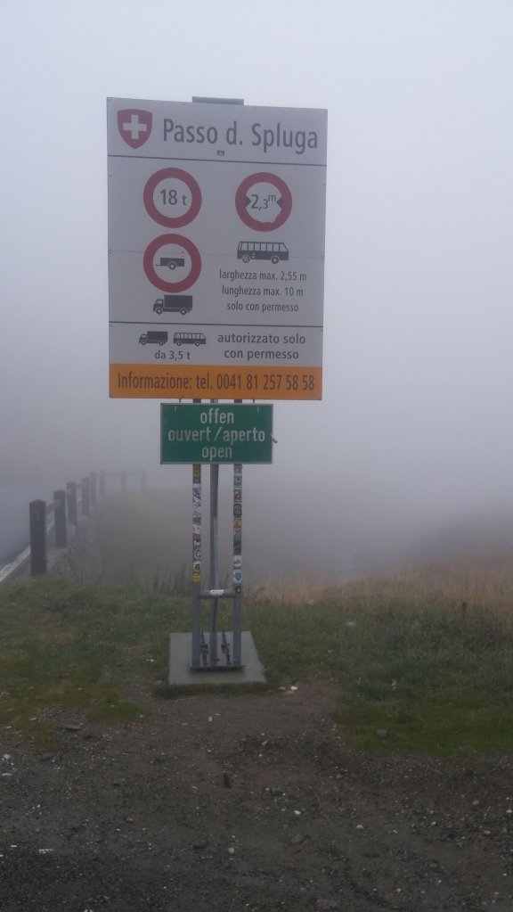 bord Passo di Spluga in Zwitserland met pasinformatie