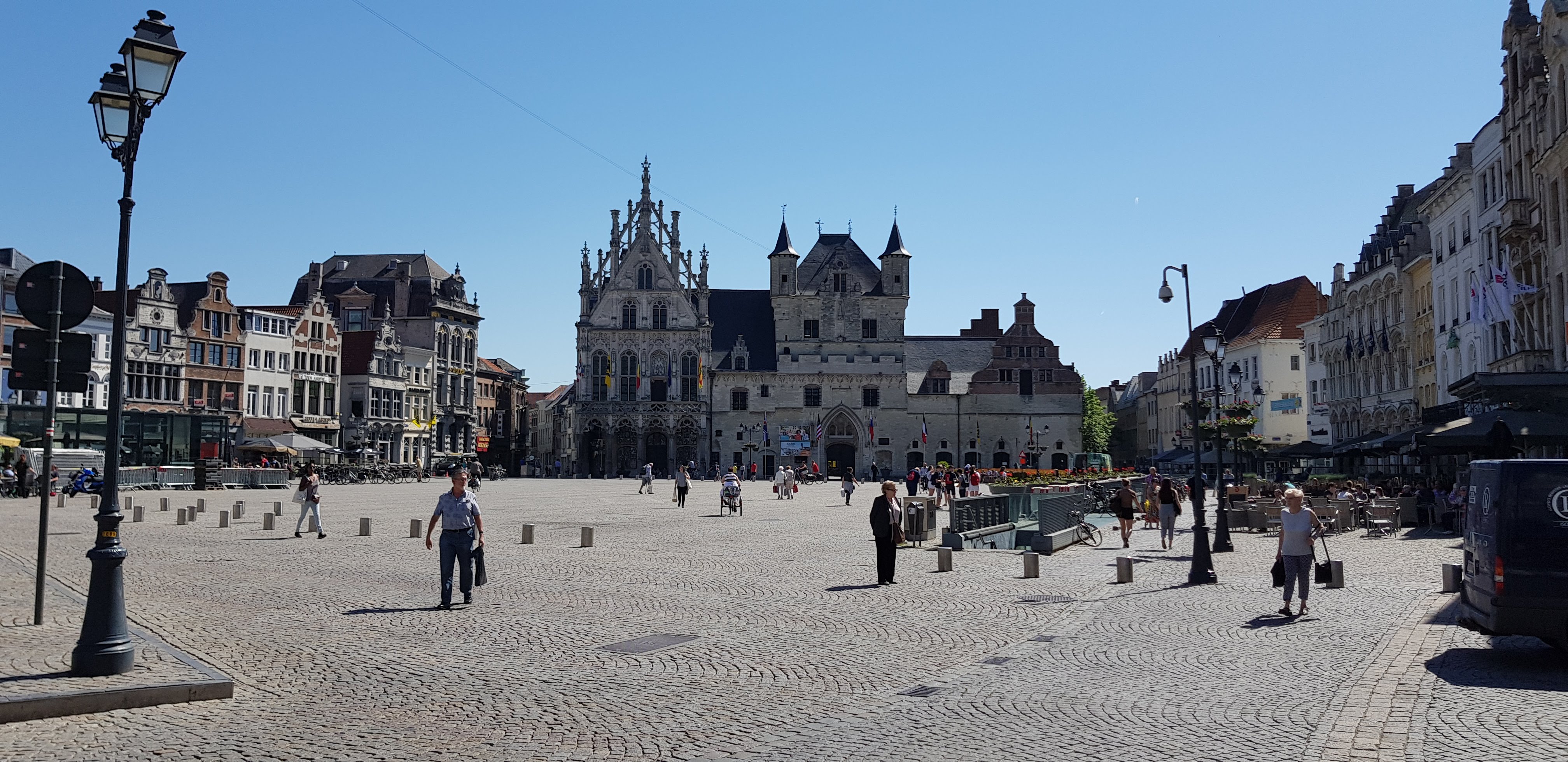 plein voor het stadhuis van Mechelen Stedenroute Amsterdam - Brussel