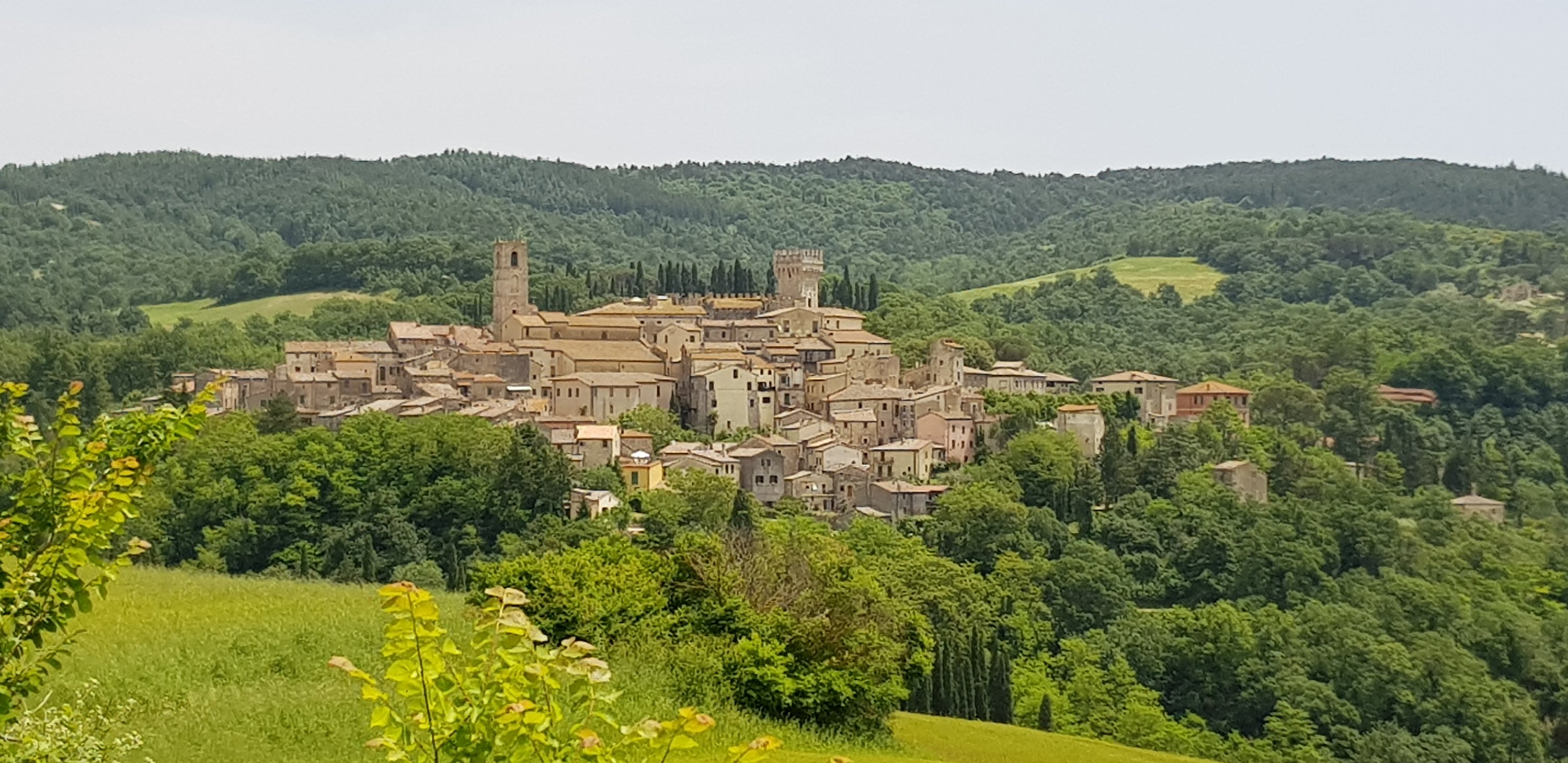 Foto van afstand met hele stadje San Casciano del Bagni