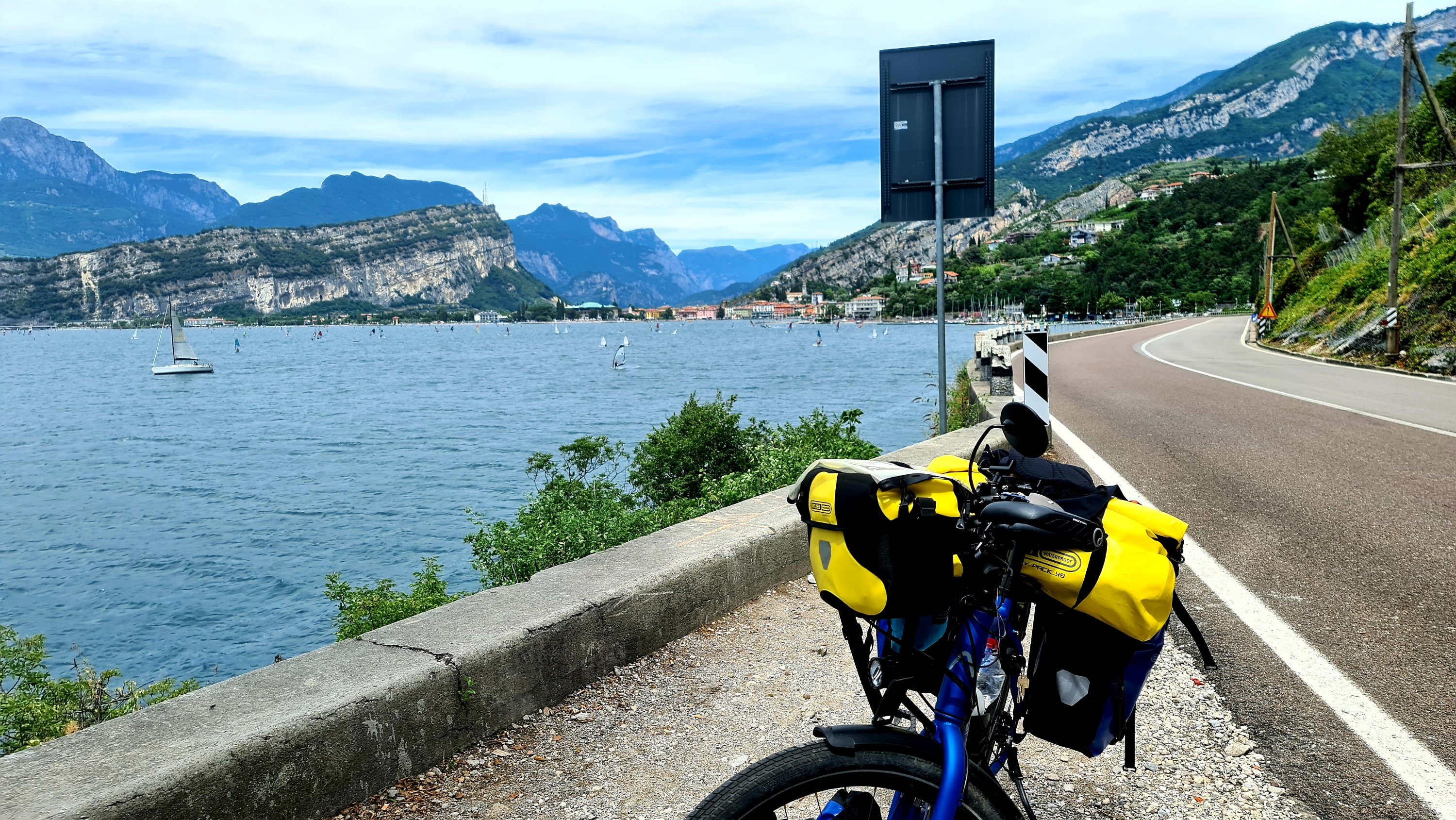 Bepakte vakantiefiets langs het Gardameer