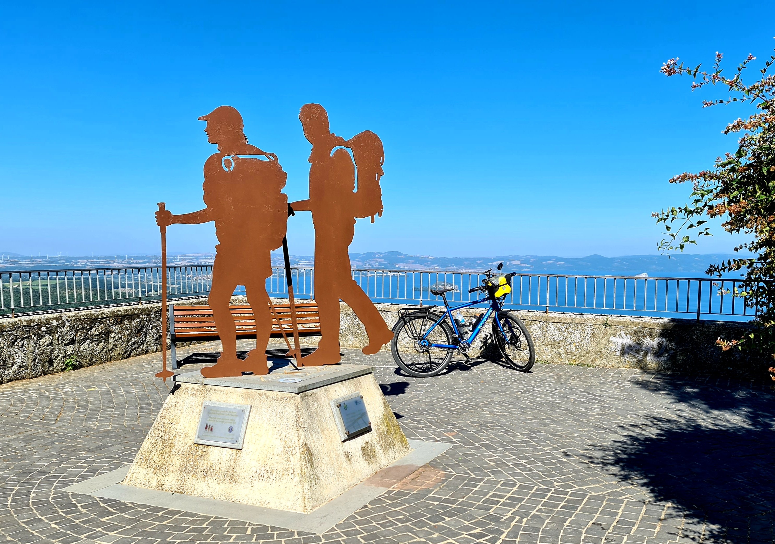 het Pelgrimsbeeld in Montefiascone met fiets op de achtergrond