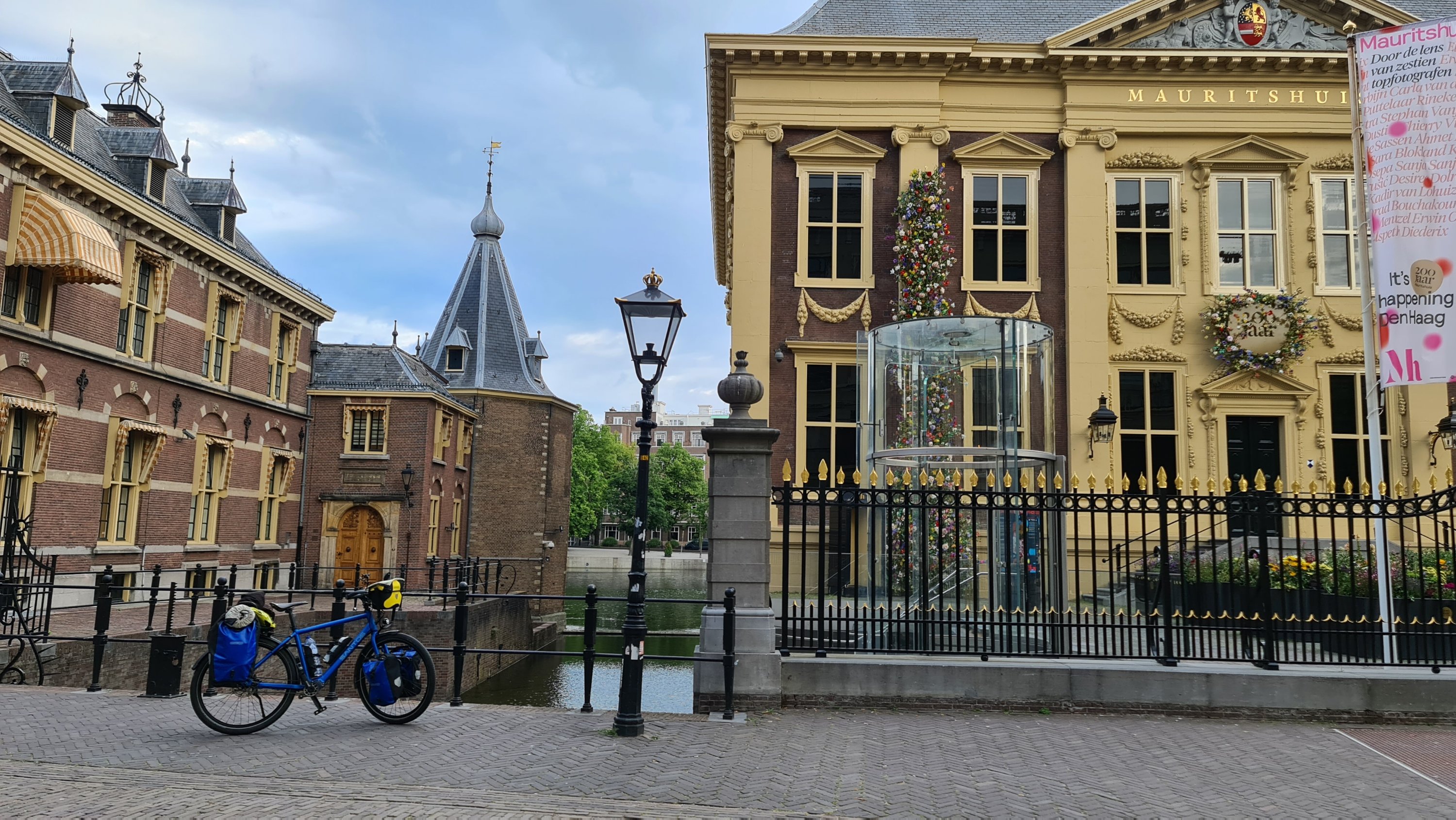 Start van de Midden-Nederlandroute in Den Haag