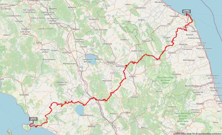Kaart van een fietsroute in Italië van de Adriatische Zee naar de Tyrreense Zee, met een rode lijn die het pad aangeeft en belangrijke steden en natuurlijke gebieden in de regio De Marken.