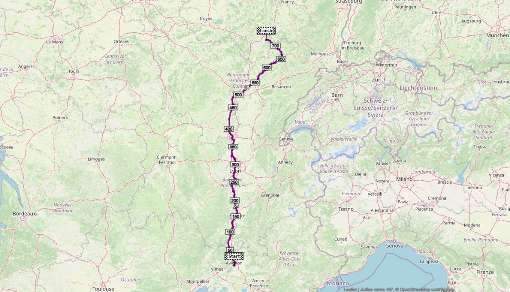 kaart van de fietsroute met afstanden tussen Avignon en de bron van de Maas
