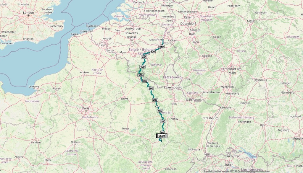 kaart van de fietsroute met afstanden tussen Maastricht en de bron van de Maas