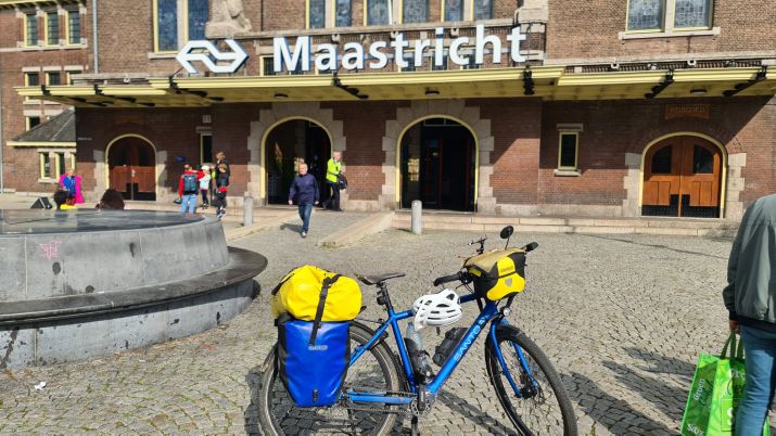 fiets voor de ingang van de Centraal Station Maastricht