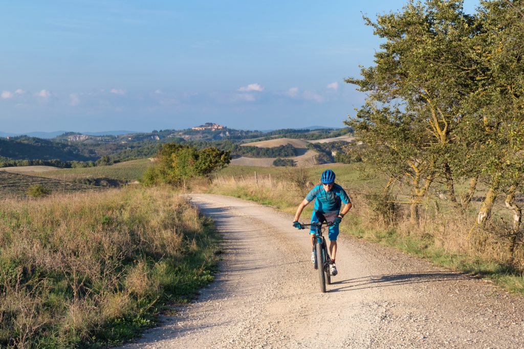 fietser op de strade bianche in Toscane