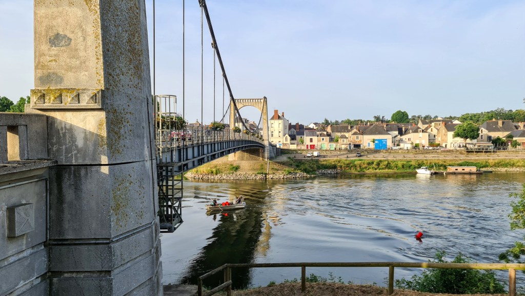 burg over de Loire met bootje eronder