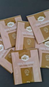 Zakken met 100% pinda's, handig verpakt in porties van 20 gram.