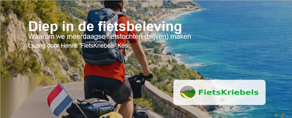 FietsKriebels aanwezig op vier evenementen in voorjaar 2026. Een fietser met een rugzak en Nederlandse vlag fietst langs een kustweg met uitzicht op de zee en bergen, met tekst over een lezing over meerdaagse fietstochten.