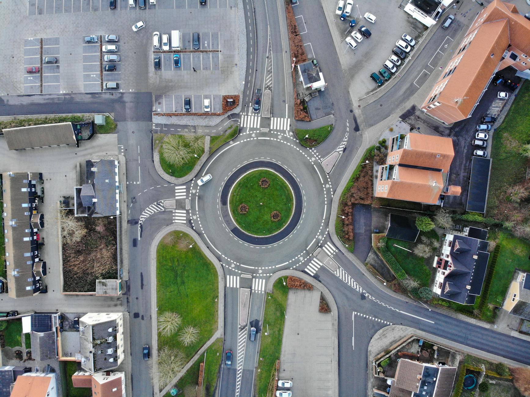 Voorrang en rotondes in het buitenland: zo zit het als fietser