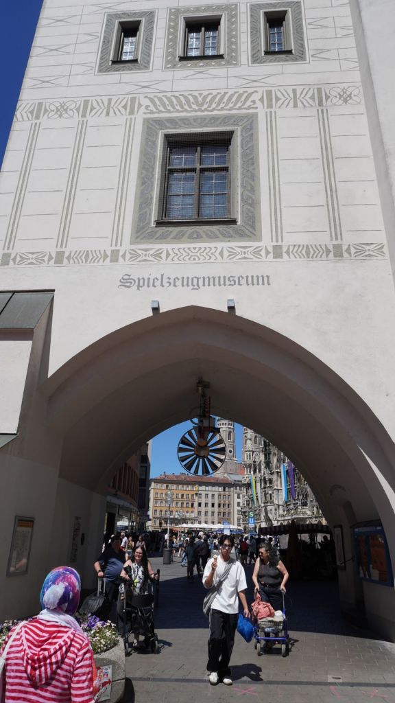 ZMü13 Precies om twaalf uur op de Marienplatz (Pfaffenhofen – München)