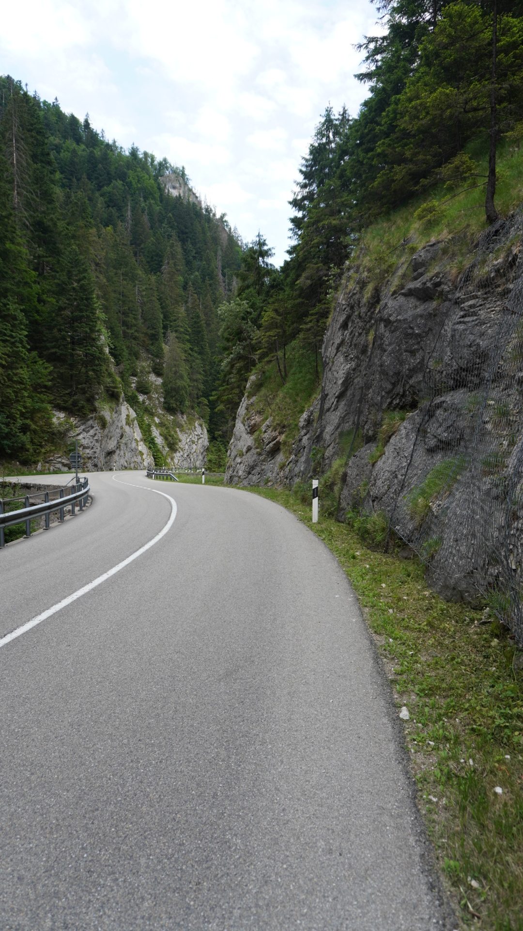Stille fietsweg door een beboste rotskloof in de Zwitserse Jura