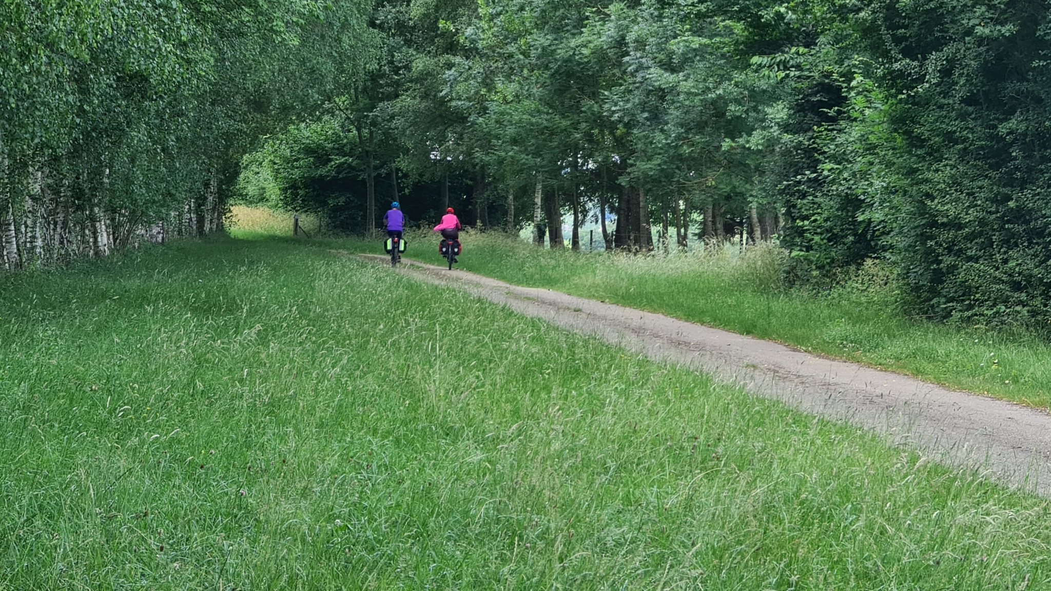 Twee vakantiefietsers onderweg bij Wiège-Faty in Frankrijk