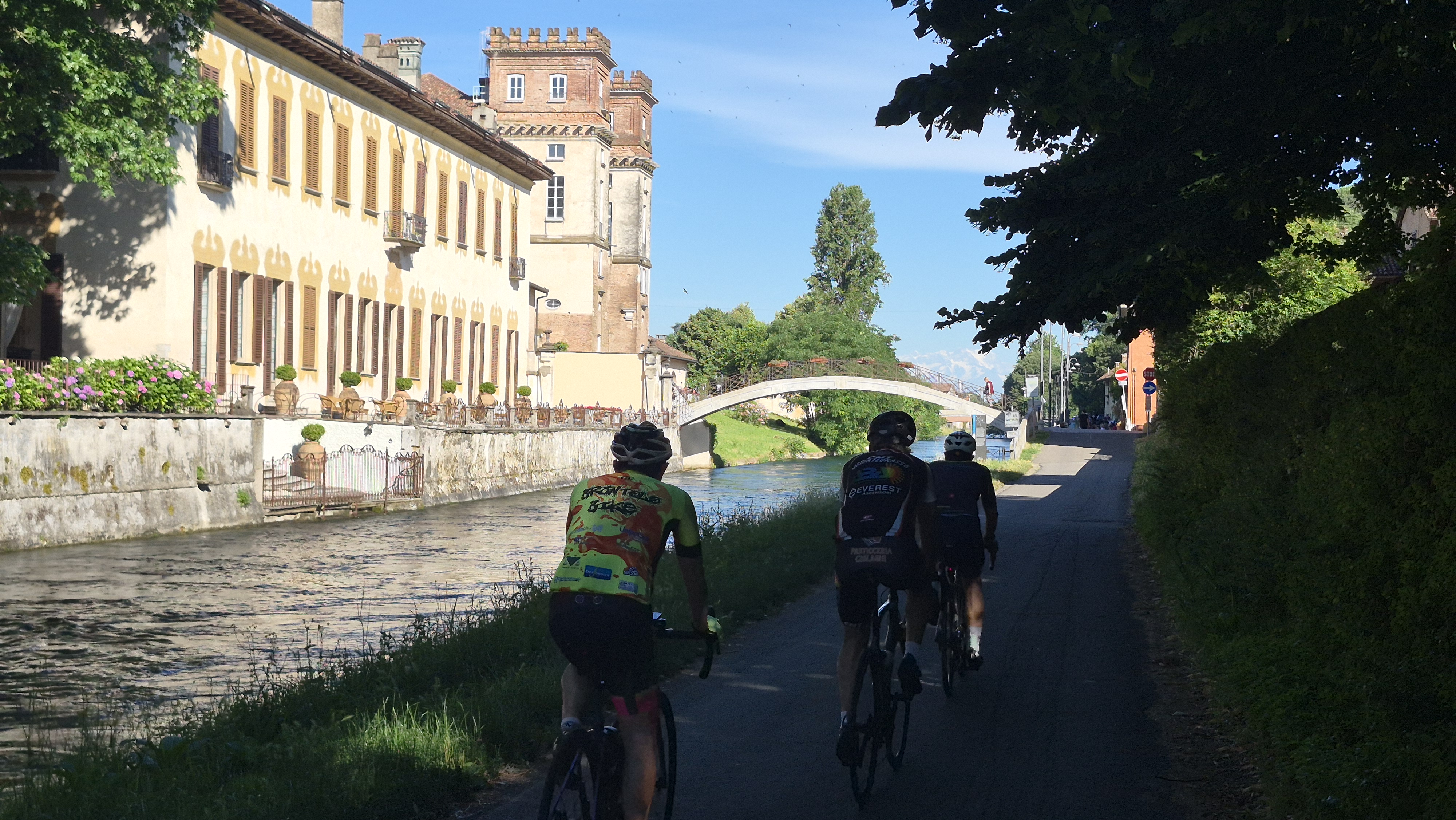 Fietsers langs het Naviglio Grande bij Milaan