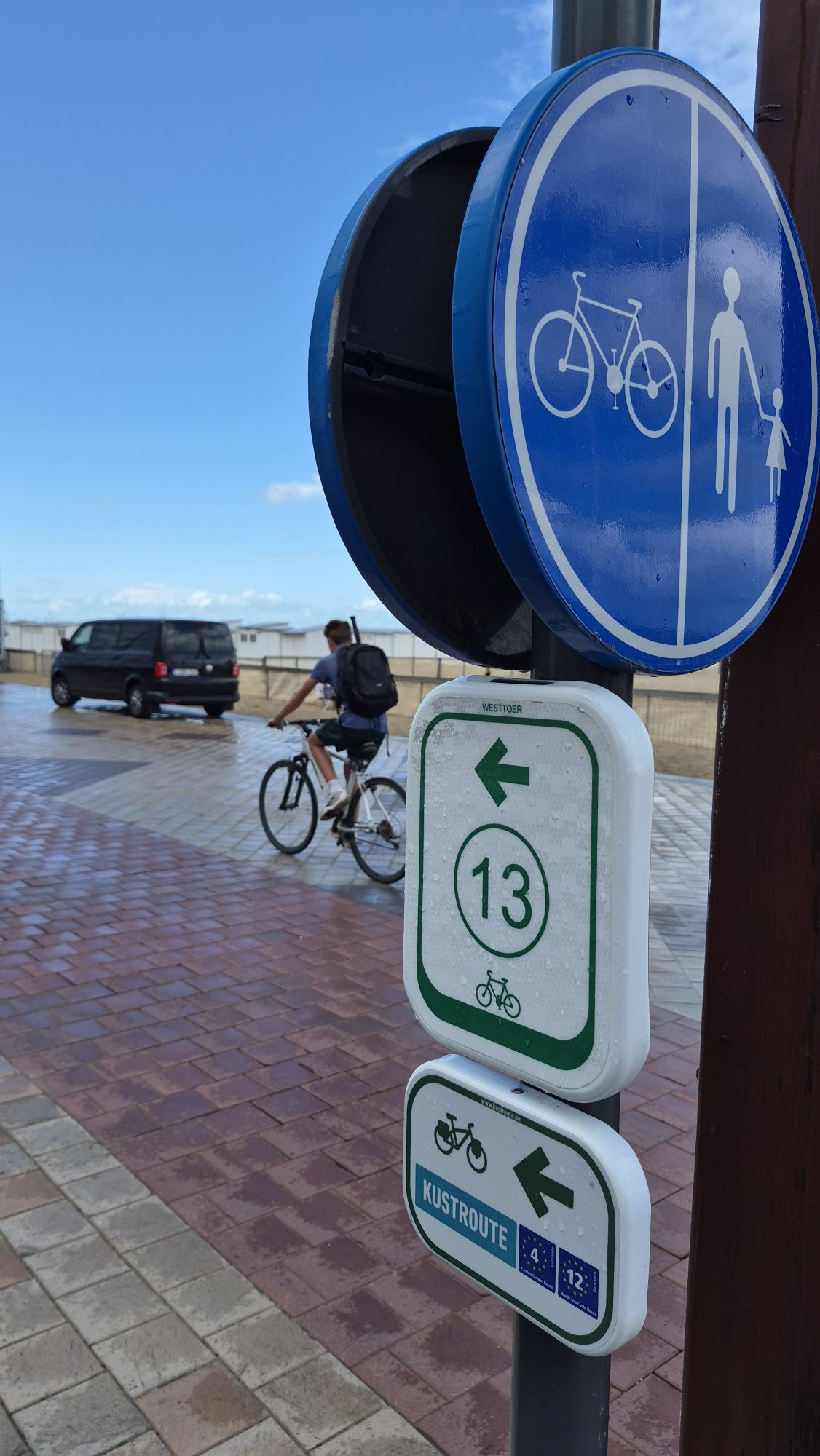 Wegwijzers van de Kustroute aan de Belgische kust