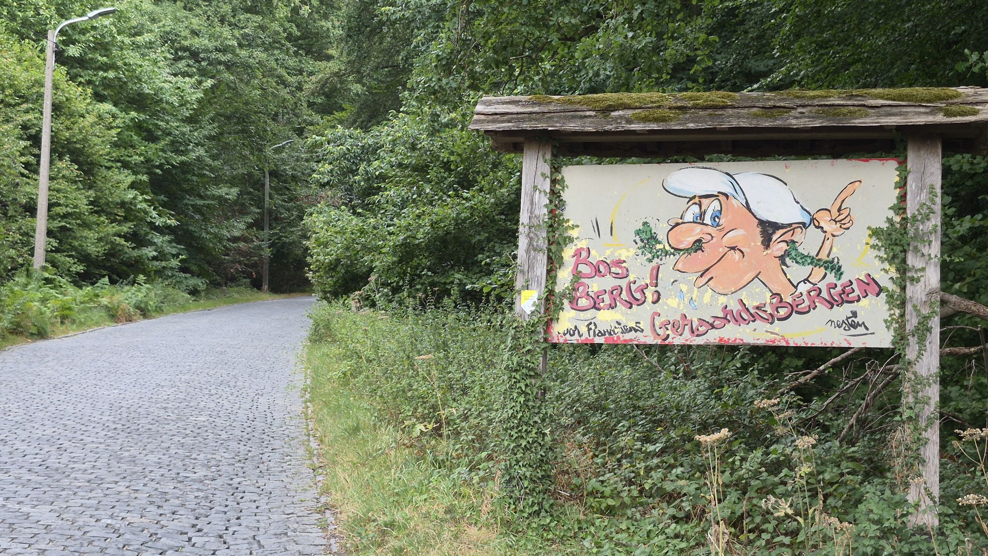 Kasseien en het bord Bosberg in de Vlaamse Ardennen