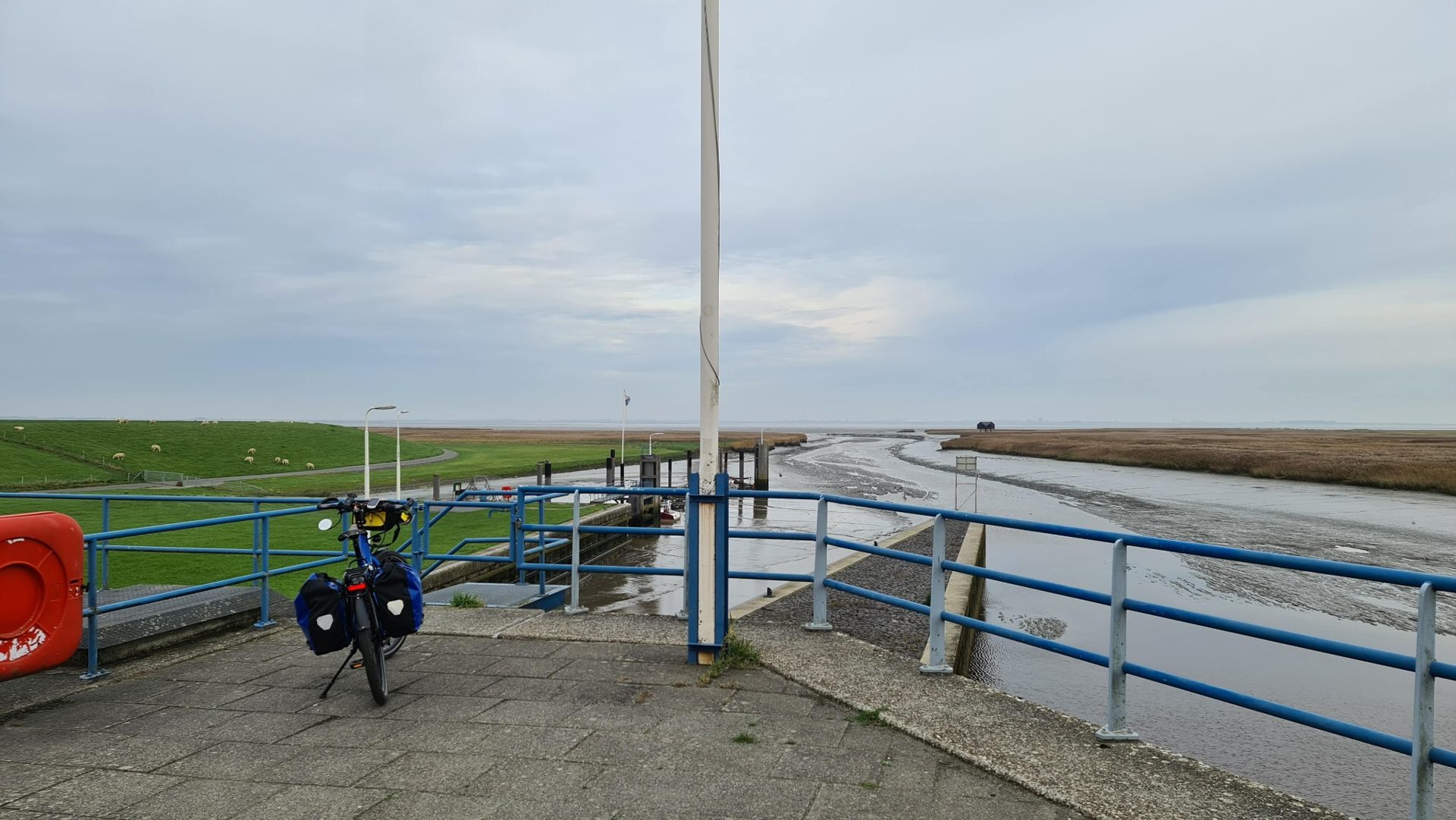Bepakte vakantiefiets bij Nieuwe Statenzijl met uitzicht richting de Dollard