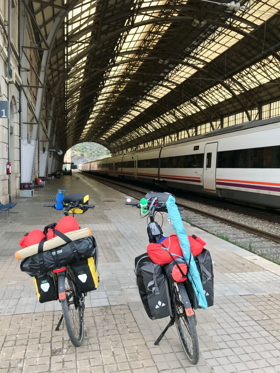 Met fiets en bagage naar het startpunt: trein, bus of vliegtuig?