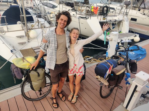 Maaike en Joost (Sustainable Wanderer) tijdens hun duurzame fietsexpeditie – Alles Ertussenin